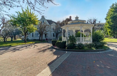 Salinas House | Cozy Queen Mansion RM Near Monterey Carmel