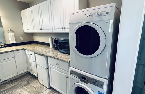 Mountain View Apartment | Cozy Queen, Private Bathroom and Entryway