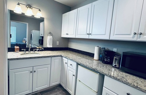 Mountain View Apartment | Cozy Queen, Private Bathroom and Entryway