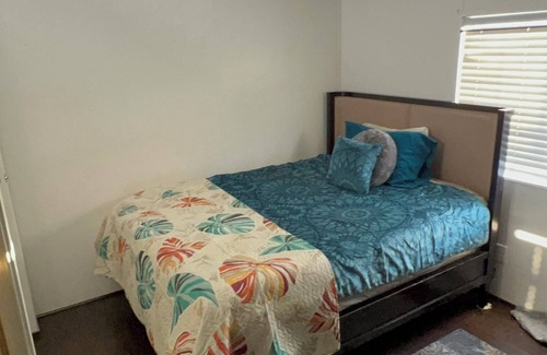 Claremont House | Cozy Queen room nestled close to Cal Poly Pomona, Claremont, & LaVerne Colleges