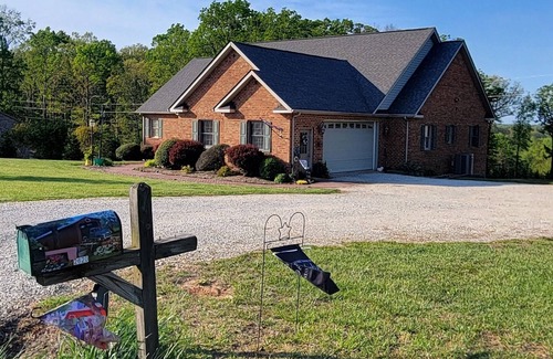 Appomattox Apartment | Cozy & quiet 1 Bedroom apartment with pool table and big screen TV.