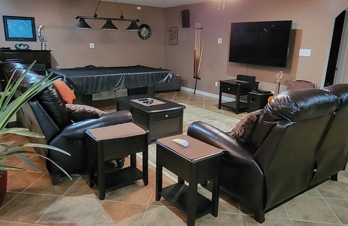 Appomattox Apartment | Cozy & quiet 1 Bedroom apartment with pool table and big screen TV.