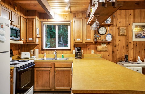 Lopez Island Ski Chalet | Cozy & Quiet Cabin w/Natural beauty - Prime Locale on Southern Lopez Island