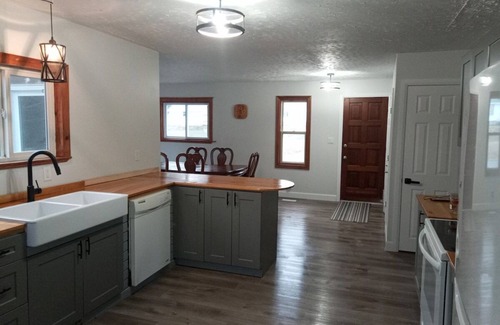 Algoma District House | Cozy Quincy: Comfortable stay near Hwy. 17.