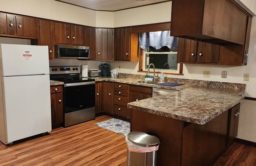 Sharon House | Cozy Ranch with Scenic Golf Course view
