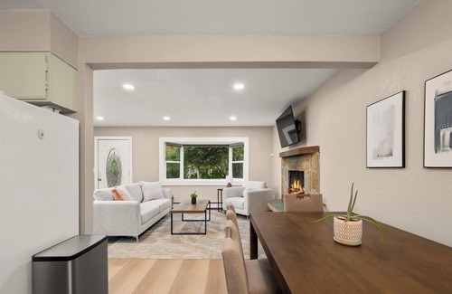 Rogers Park House | Cozy Remodeled Home UMED District