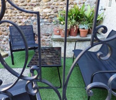 Monein Villa | Cozy renovated cottage in town