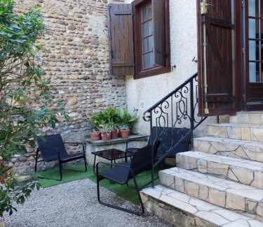 Monein Villa | Cozy renovated cottage in town