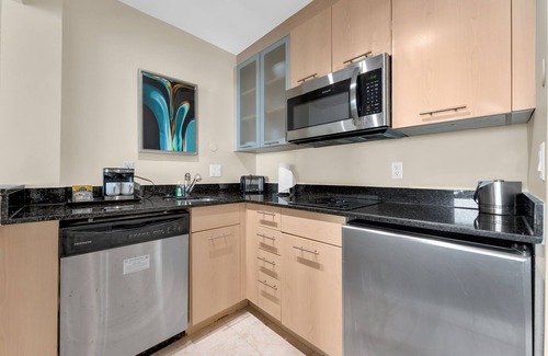 East Fort Lauderdale Condo | Cozy Resort Condo w/Amazing Intracoastal Views - 10 minute Walk to the Beach!