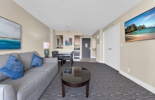 East Fort Lauderdale Condo | Cozy Resort Condo w/Amazing Intracoastal Views - 10 minute Walk to the Beach!