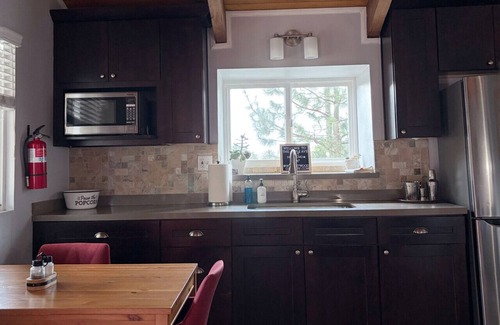 Wrightwood House | Cozy Retreat|Close to Village|Pets OK