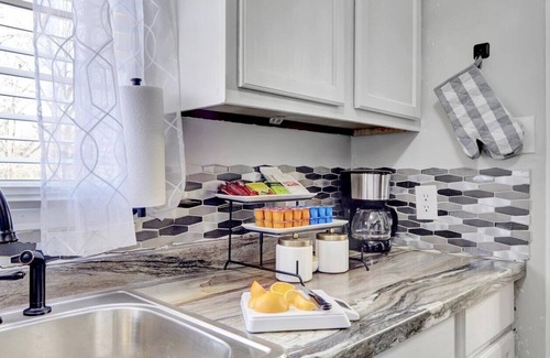 Pine Bluff House | Cozy Retreat: EV Charger, Fire Pit, Large Yard, Outdoor Movie Projector