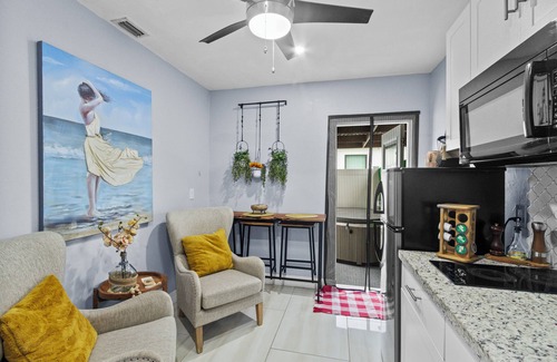 Pelican Apartment | Cozy Retreat + HotTub Oasis; stunning apartment for an Unforgettable Experience