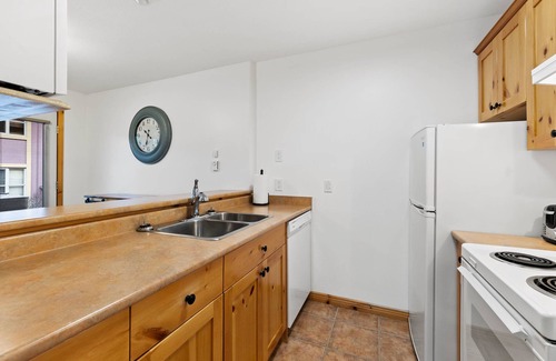 Sun Peaks Condo | Cozy retreat. Ski in/Ski out. Private Hot Tub.