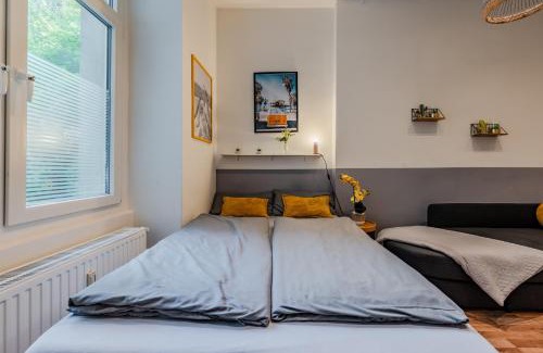 Wedding Apartment | Cozy Retro Chic with Patio and Self Check-in