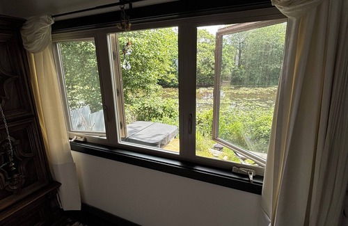 Harrison Hot Springs Cottage | Cozy Riverside Cottage with Private Hot Tub