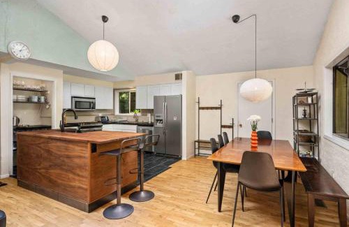 Oak Grove House | Cozy River Forest Retreat