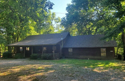 Pangburn Cabin | Cozy riverfront cabin! Great fishing & fun for the whole family.