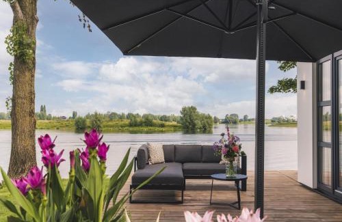 Maurik House | Cozy Riverside Escape