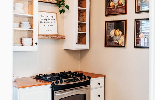 Hermann House | Cozy Riverview Cottage. 5 minute walk to downtown