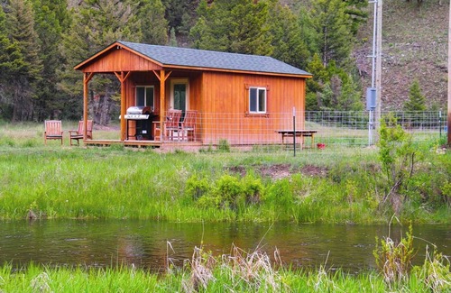 Drummond Cabin | Cozy Rock Creek Cabin - Fly Fisher's Retreat
