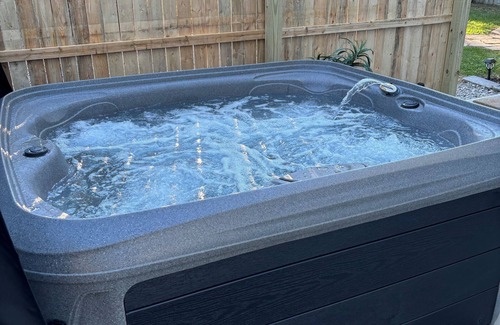 Woodland Beach House | Cozy Romantic Beachy Bungalow with Relaxing Hot Tub-3 min walk to Lake Erie