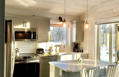 Manitoba Cottage | Cozy, Romantic, Riverfront Cottage