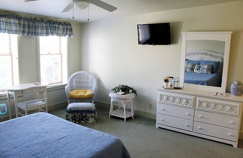 Louisiana Bed & Breakfast | Cozy room located in historic downtown with a 5 minute walk to the riverfront!