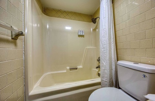 Revelo Hotel | Cozy Room w/Free Breakfast, Outdoor Pool, Near Historical Stearns Landmarks