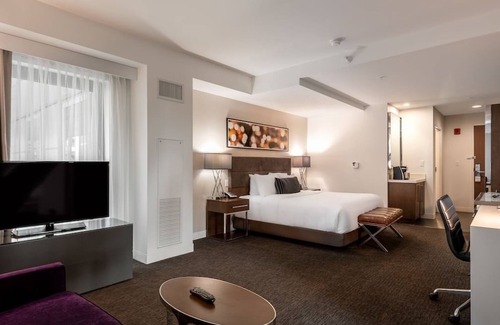 Near North Side Hotel | Cozy Room with Rooftop Lounge & City Views in River North