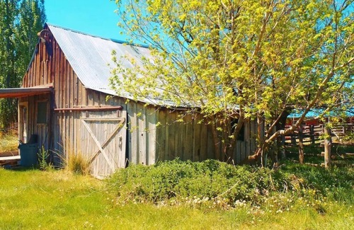 Cedarville Cabin | Cozy Rose Cabin in charming Surprise Valley with WiFi access