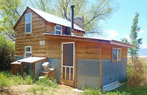 Cedarville Cabin | Cozy Rose Cabin in charming Surprise Valley with WiFi access