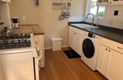 Southeast Salem Cottage | Cozy Rose Cottage in Salem