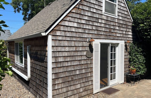 Southeast Salem Cottage | Cozy Rose Cottage in Salem