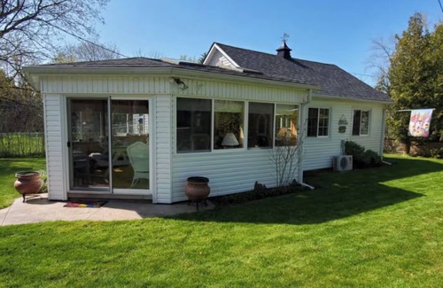 Port Franks Cottage | Cozy, rustic cottage minutes to a private beach