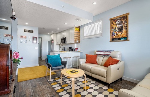 Airdrie House | Cozy rustic retreat - 15 min to YYC Airport and Downtown and near Banff