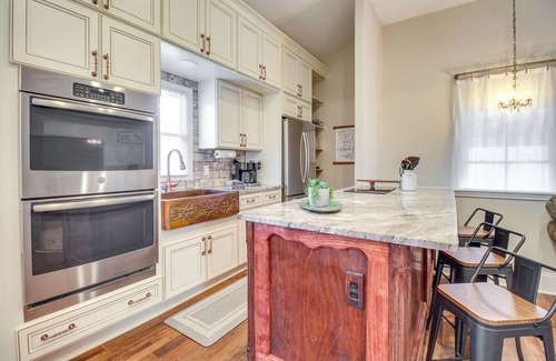 Thomas Square Apartment | Cozy Savannah Vacation Rental w/Fenced Courtyard!