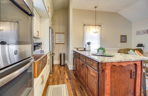 Thomas Square Apartment | Cozy Savannah Vacation Rental w/Fenced Courtyard!
