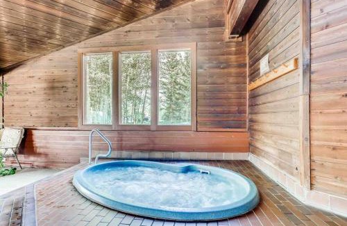 Wildernest House | Cozy Ski Condo + Hot Tub + Fireplace + Heated Pool