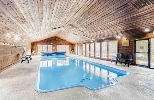 Wildernest House | Cozy Ski Condo + Hot Tub + Fireplace + Heated Pool