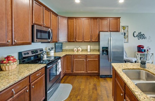 Greenville House | Cozy South Carolina Retreat with Patio and Fireplace!