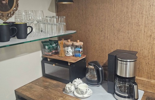 Waterbury Apartment | Cozy spacious 1-bedroom apartment sleeps 3, with AC, walk to town. Near skiing.