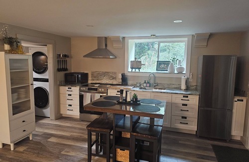 Waterbury Apartment | Cozy spacious 1-bedroom apartment sleeps 3, with AC, walk to town. Near skiing.