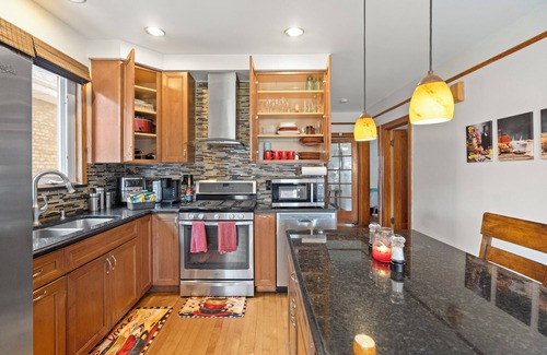 Berwyn House | Cozy & Spacious 2-bedroom Oasis in welcoming Berwyn with WiFi+POOL table