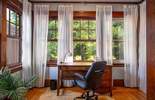 South Providence Apartment | Cozy & Spacious home next to Gorgeous City Park - Outdoor Dining, Hot Tub & Gym!