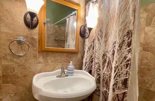 North Austin Apartment | Cozy, Spacious Self-checkin Apartment in Chicago I Car Rental Available