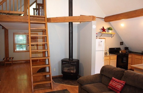 Randle Cabin | Cozy St. Helen's Cabin is Pet-friendly, Hot tub, AC, WIFI, Seasonal River Access