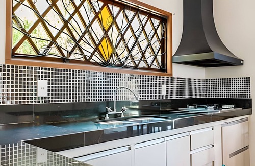 Feiticeira House | Cozy stained glass house close to the beach