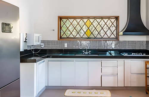 Feiticeira House | Cozy stained glass house close to the beach