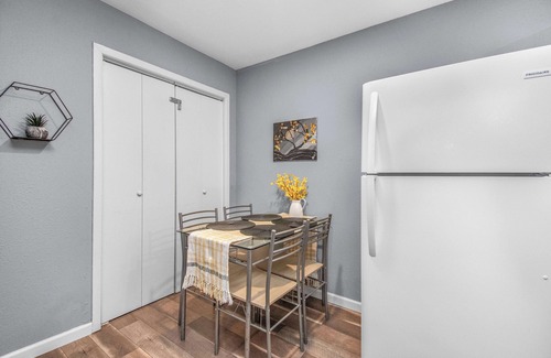 Park Place Apartment | Cozy Stay | 3 Full Beds | Near HEB & Hwy